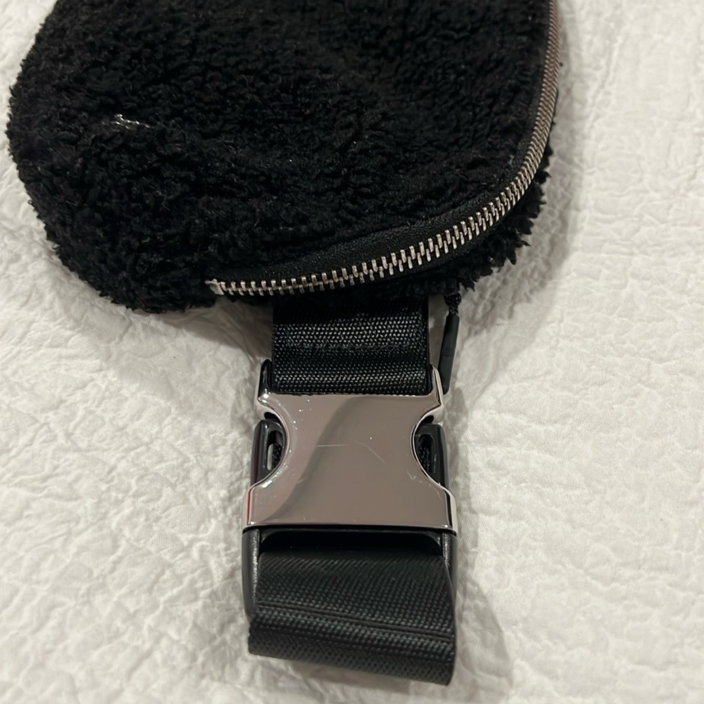 Lululemon Everywhere Fleece Belt Bag 1L - Picture 6 of 11